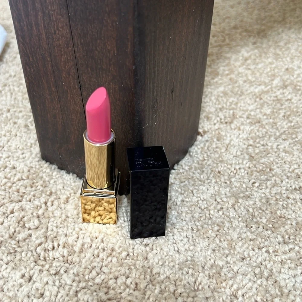 Estée Lauder pure envy No 220 powerful sculpting lipstick.
